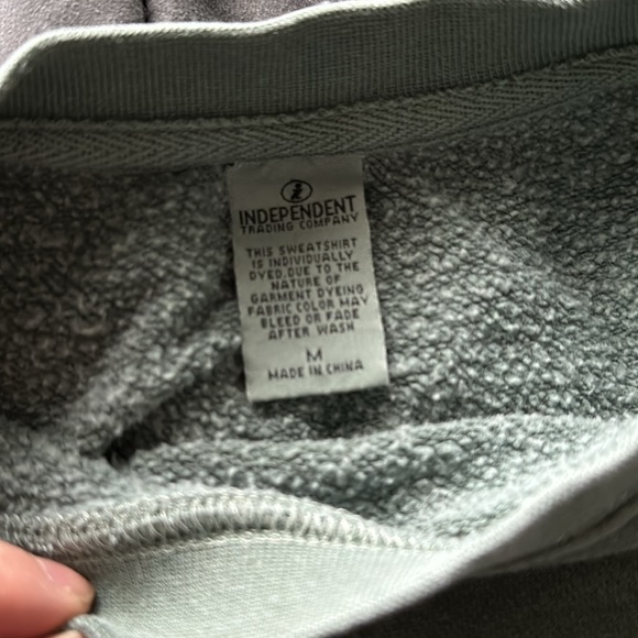 saving the environment > boys green embroidered sweater medium - Picture 3 of 3